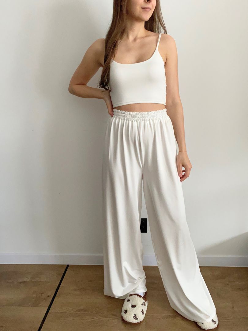 Biały komplet  z wiskozy - krótki dopasowany top na ramiączka i luźne spodnie