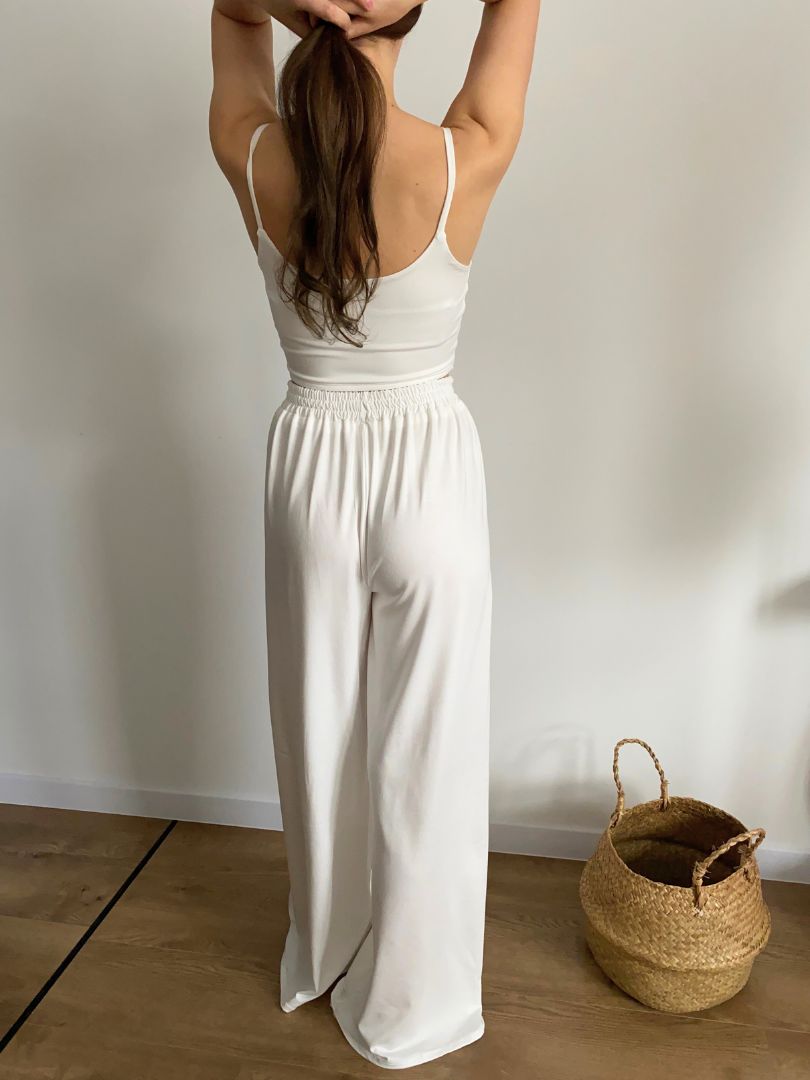 Biały komplet  z wiskozy - krótki dopasowany top na ramiączka i luźne spodnie