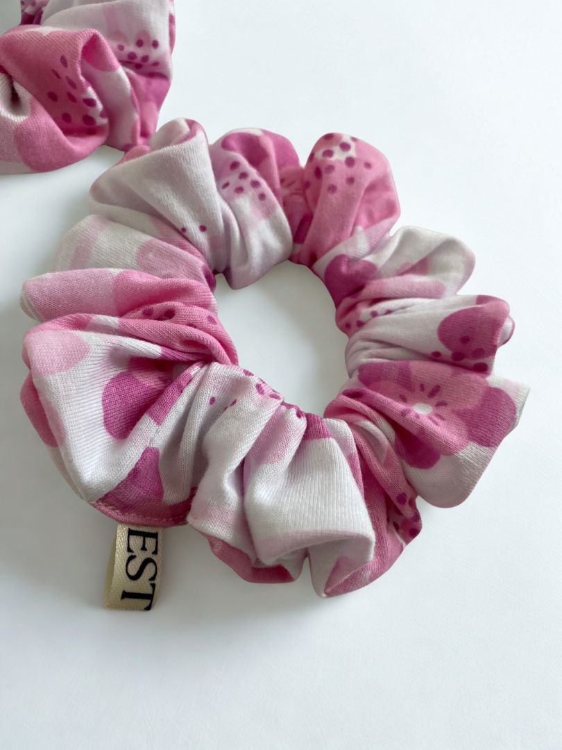 Scrunchie z bawełny – różowe kwiaty
