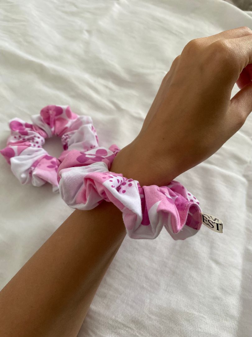 Scrunchie z bawełny – różowe kwiaty