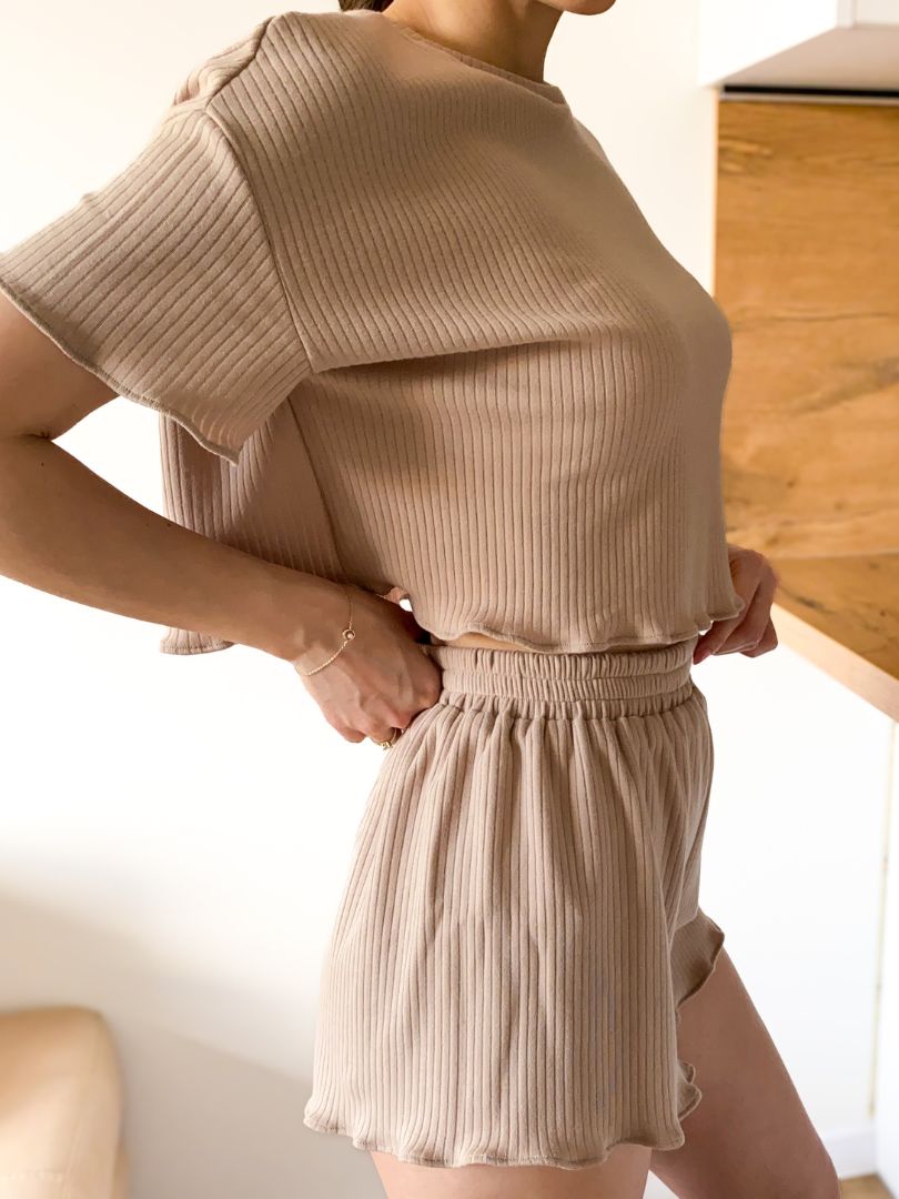 Bawełniany komplet damski - luźny top i spodenki z wysokim stanem