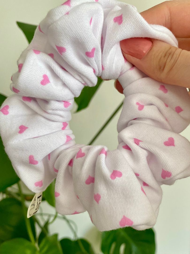 Scrunchie Estuyo – różowe serduszka