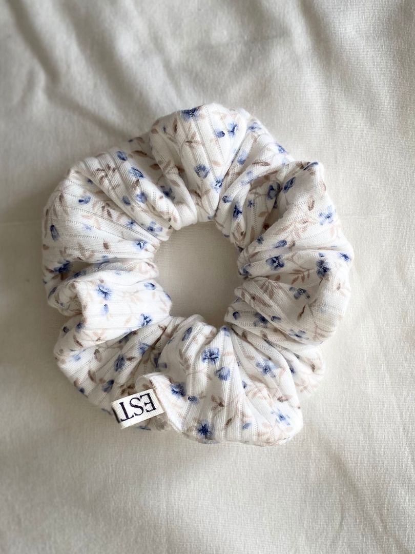 Bawełniana gumka do włosów w niebieskie kwiatuszki