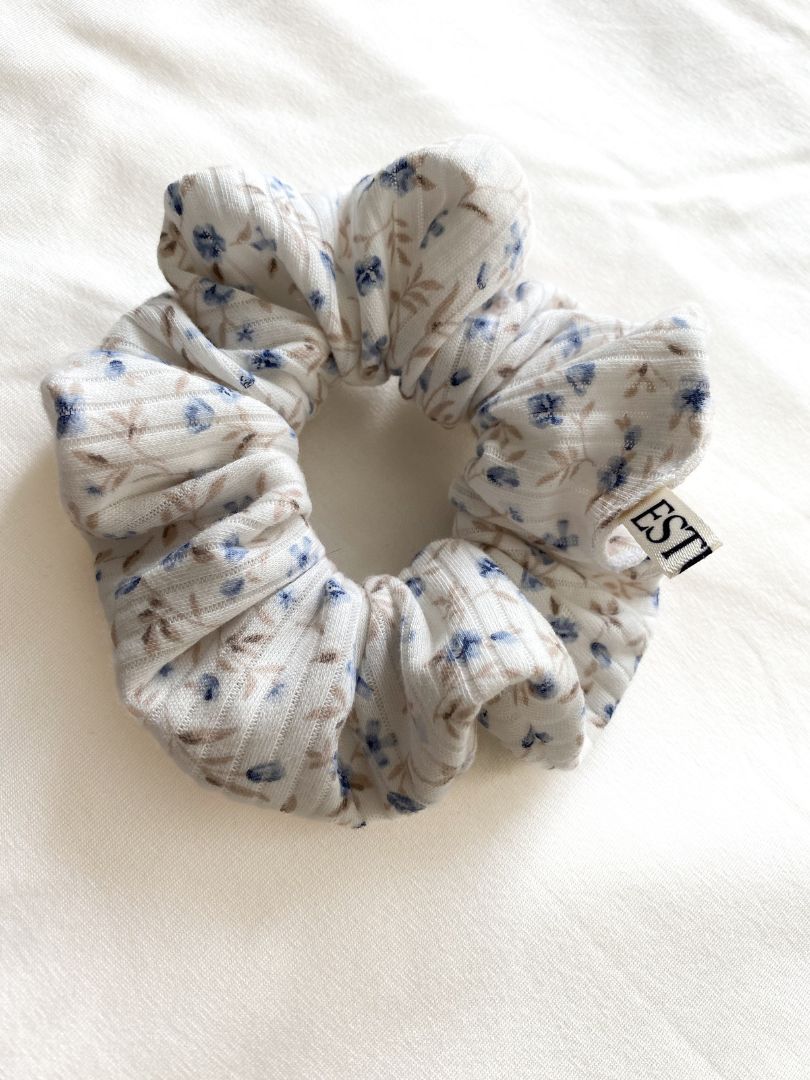 Bawełniana gumka do włosów w niebieskie kwiatuszki
