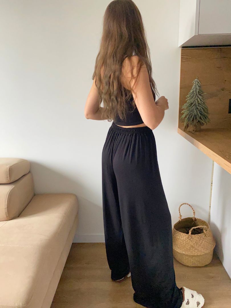 Czarny komplet z wiskozy - krótki dopasowany top na ramiączka i luźne spodnie