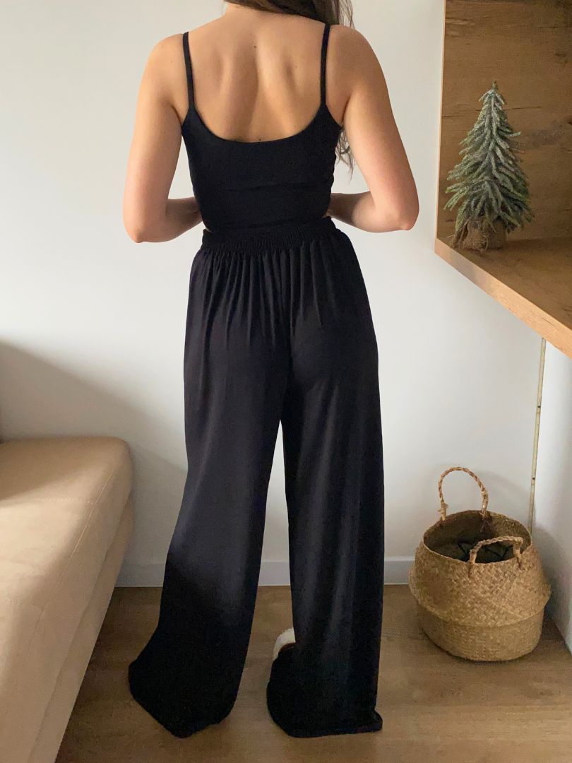 Czarny komplet z wiskozy - krótki dopasowany top na ramiączka i luźne spodnie