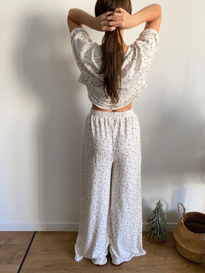 Biała bawełniana piżama w listki