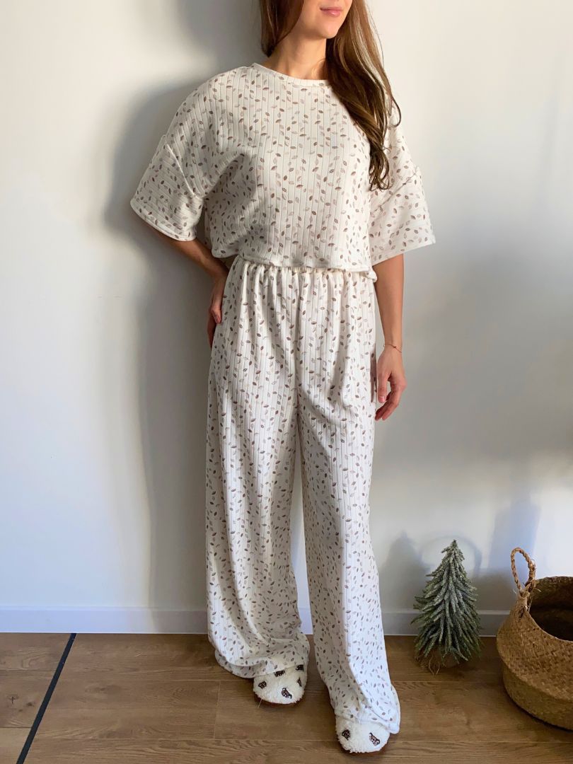 Biała bawełniana piżama w listki